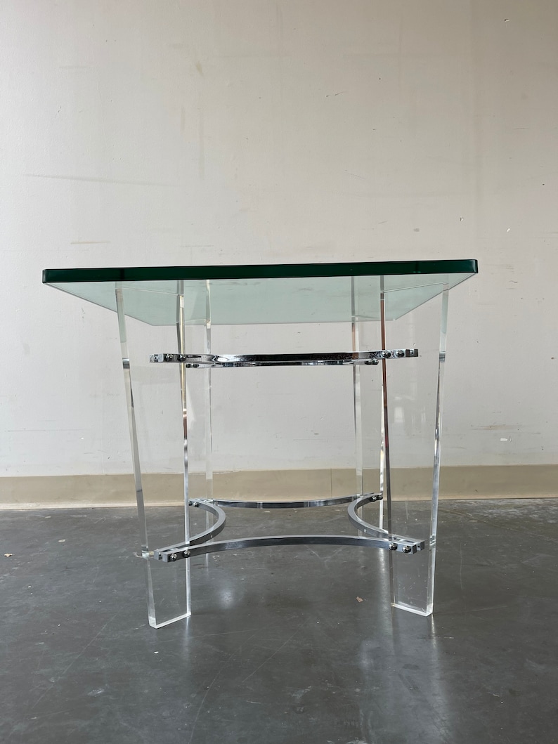 Vintage Lucite & chrome with beveled glass top end table in the style of Charles Hollis Jones afbeelding 4
