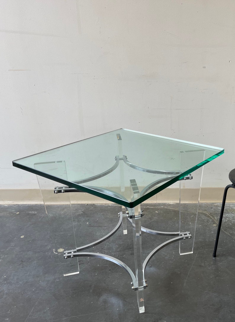 Vintage Lucite & chrome with beveled glass top end table in the style of Charles Hollis Jones afbeelding 1