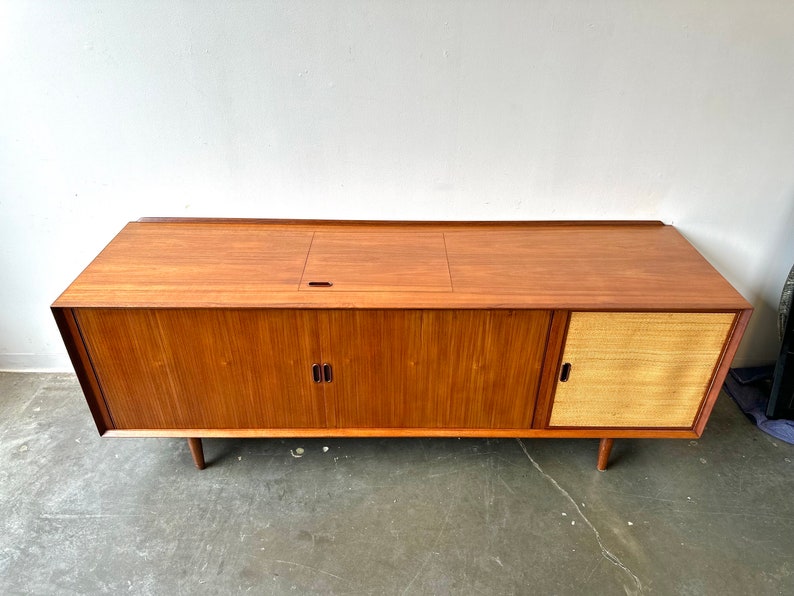 Mid Century Danish Fully restored OS 28 teak sideboard by Arne Vodder, for Sibast Møbler, Denmark. image 5