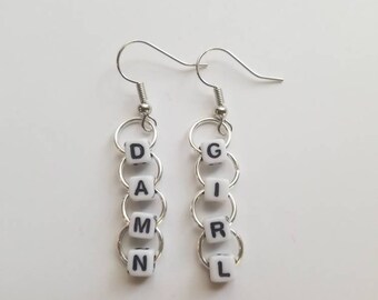 Boucles d’oreilles explicites, Damn Girl, Boucles d’oreilles beaded word, boucles d’oreilles Dangle, boucles d’oreilles excentriques, bijoux perlés mignons, boucles d’oreilles pour elle, boucle d’oreille Funky