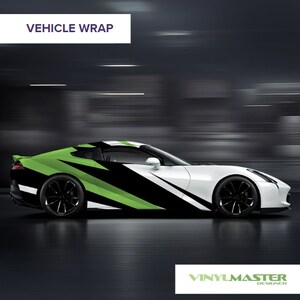 Puede incluir: Un coche deportivo blanco con una envoltura de vinilo negro y verde. La envoltura presenta un dise&ntilde;o geom&eacute;trico con &aacute;ngulos y l&iacute;neas afiladas. El coche est&aacute; en movimiento, con un fondo borroso.