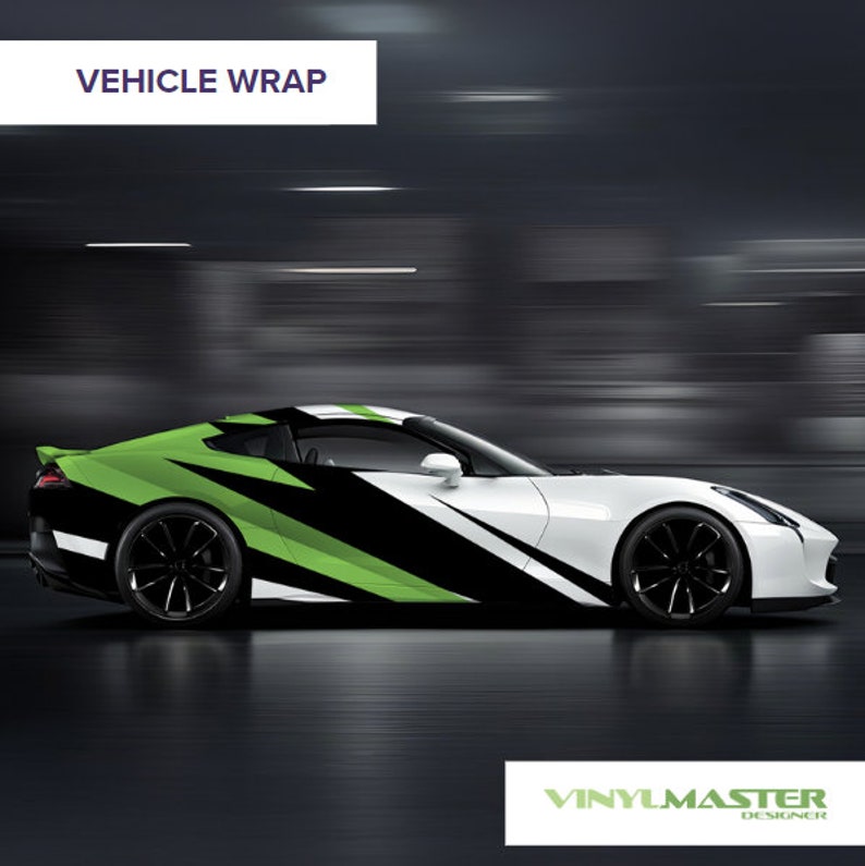 Puede incluir: Un coche deportivo blanco con una envoltura de vinilo negro y verde. La envoltura presenta un dise&ntilde;o geom&eacute;trico con &aacute;ngulos y l&iacute;neas afiladas. El coche est&aacute; en movimiento, con un fondo borroso.