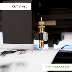 Puede incluir: Primer plano de una cortadora de vinilo cortando un dise&ntilde;o en una hoja de vinilo blanca. La cortadora tiene una cuchilla dorada y un cuerpo negro. El texto "CUT VINYL" es visible en la esquina superior izquierda de la imagen.