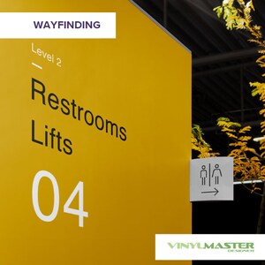 Puede incluir: Un letrero amarillo con texto negro que dice "WAYFINDING", "Level 2", "Restrooms", "Lifts" y "04". Un letrero blanco con una silueta negra de un hombre y una mujer y una flecha negra apuntando hacia la derecha est&aacute; unido al letrero amarillo.