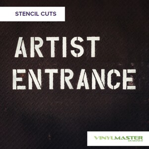 Puede incluir: Letras blancas en stencil sobre una superficie met&aacute;lica negra que dicen "ARTIST ENTRANCE". Las letras est&aacute;n recortadas en el stencil, creando un aspecto gr&aacute;fico audaz. La imagen est&aacute; etiquetada como "STENCIL CUTS" en la esquina superior izquierda y "VINYLMASTER DESIGNER" en la esquina inferior derecha.