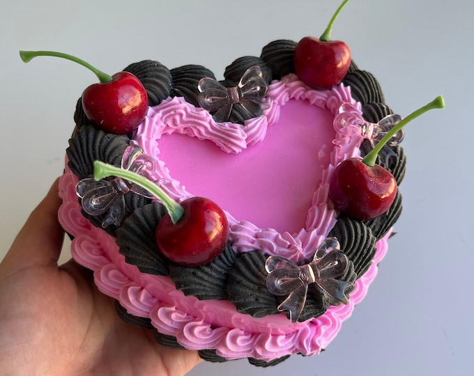 PRÊT À EXPÉDIER - Boîte à bijoux de faux gâteaux, boîte à bibelots, gâteau en forme de cœur/boîte à bijoux en forme de cœur