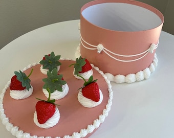 Scatola porta-torta finta alla fragola: torta fatta a mano, accessorio per servizi fotografici