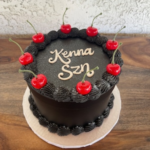 Schwarze Vintage Torte / Kuchen mit Kirschen / Schwarzkirsch Torte / Fake Cake Box