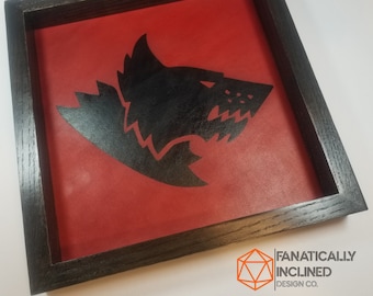 Niestandardowa, ręcznie robiona tacka na kostki z drewna dębowego i skóry 11" x 11" z D&D Pathfinder Warhammer 40K Critical Role, spersonalizowany prezent dla gracza D&D DM