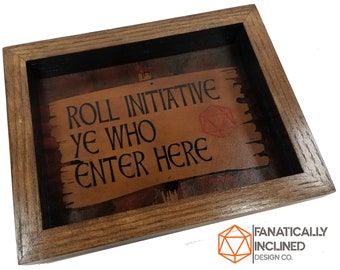 Inicjatywa "Rzućcie Inicjatywę" Wy, którzy tu wchodzicie! Ręcznie robiona, dębowa, skórzana tacka na kostki EDC Valet DND D20 Critical Role RPG D&D Gry planszowe TTRPG Prezent