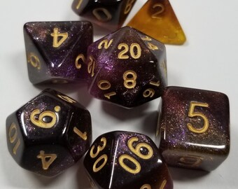 Ensemble de dés nébuleuse violet noir jaune, donjons et dragons du MDN, rôle critique, éclaireur polyédrique, jeux de table, scintillement de la galaxie sanguine TTRPG