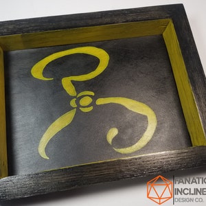 Letrero amarillo Rey Hastur hecho a mano de madera de roble EDC Valet Dice Tray Dnd D20 Critical RPG Pathfinder D&D Table-top TTRPG Cthulhu Lovecraft