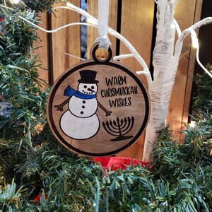 Chrismukkah Ornament - Sneeuwpop & Menorah, Kerstmis, Chanoeka, Interreligieus, Feestdagen, Lasergegraveerd, Handgeschilderde versieringen