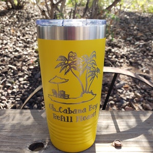 Puede incluir: Un vaso de acero inoxidable amarillo con un diseño de palmera y el texto "Oh...Cabana Boy Refill Please!"