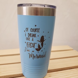 Oczywiście, że piję jak ryba. Jestem syreną - kubek z grawerunkiem laserowym, możliwość personalizacji imieniem. Do wyboru 18 kolorów i 8 rozmiarów!