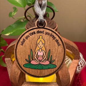 O que você pensa sobre... Yoga, Meditação, Motivacional, Espiritual, Opção - Adicionar mensagem pessoal no verso, Enfeites gravados e pintados à mão