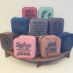 4 &quot;x 4&quot; Laser gravierte Kunstleder Reise Schmuckschatulle, Mutter, Schwester Tochter, Geschenk, 9 verschiedene Farben zur Auswahl Option zum Hinzufügen einer Nachricht