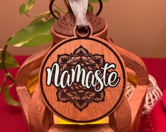 Namaste, yoga, meditatie, om, motiverend, spiritueel, optie om persoonlijk bericht toe te voegen aan achterkant, lasergegraveerd, handgeschilderde versieringen