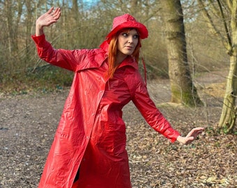 Imperméable rouge original des années 1960 avec chapeau assorti