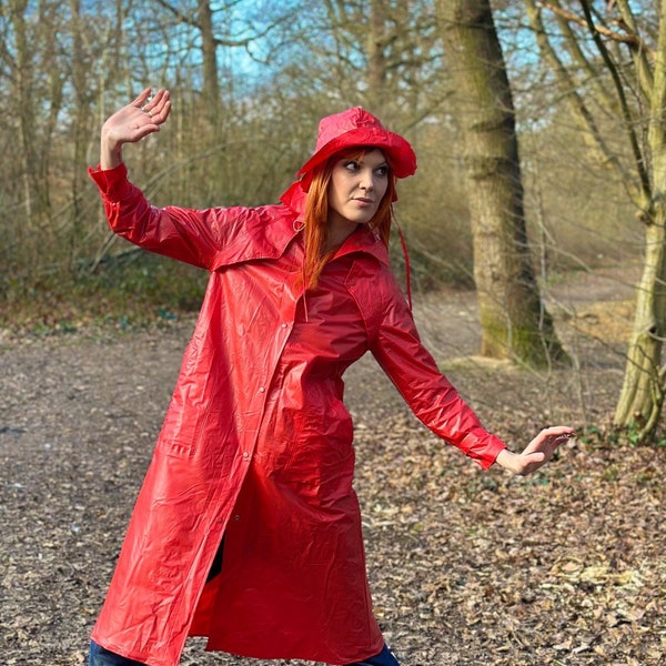 Imperméable rouge original des années 1960 avec chapeau assorti