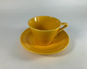 Juego de taza y platillo vintage HARLEQUIN amarillo de cerámica de Homer Laughlin