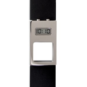Puede incluir: Un reloj digital plateado con una correa de cuero negro. La esfera del reloj muestra la hora 10:10.