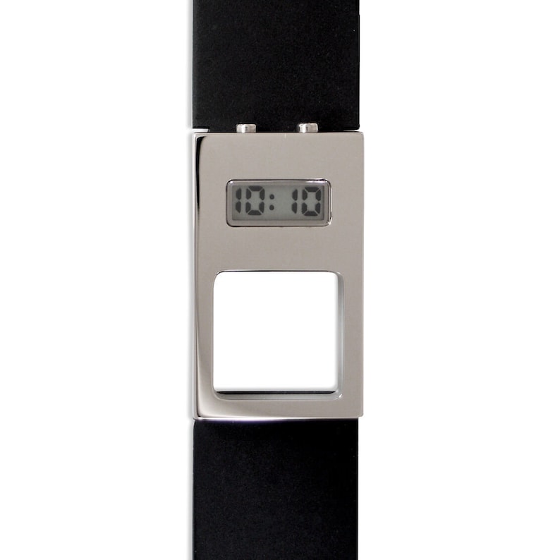 Puede incluir: Un reloj digital plateado con una correa de cuero negro. La esfera del reloj muestra la hora 10:10.