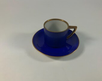 Taza y platillo vintage demitasse azul cobalto con detalles dorados