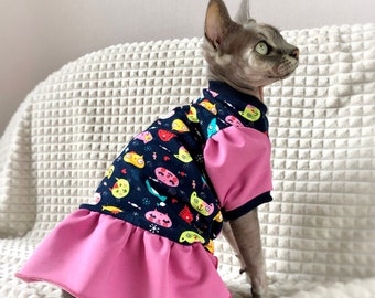 Cute pink cotton jersey sun protection frilled dress for sphynx cat. Kitten print dress for cat. Organic summer clothes for hairless cat.