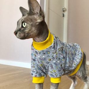 Cotton colorful T-shirt for sphynx cat. Sphynx cat jumper. Funny cartoon print sweatshirt for hairless cat. Organic cat clothes