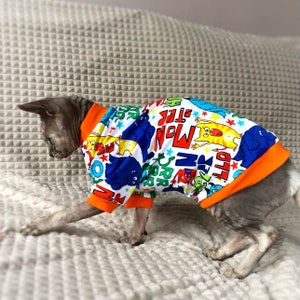 Summer sun protection cotton colorful T-shirt for sphynx cat. Funny cartoon print sweatshirt for hairless cat. Organic cat clothes