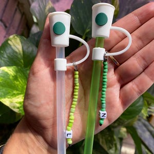 コーヒーカップストロートッパー、ストローチャーム、カップアクセサリー、ストロー用トッパー、ドリンクカバー、カスタムストローカバー、ストローカバー、文字チャーム