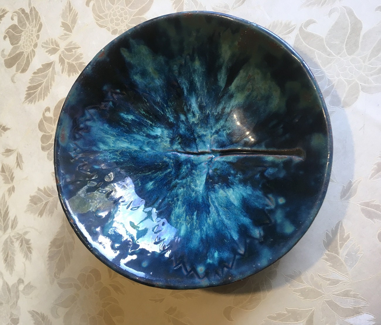 Un Très Joli Plat en Fayence, Bleu, Émaillé Alimentaire.