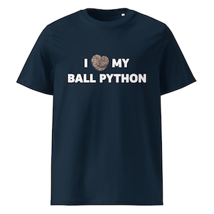 Op de afbeelding: Een marineblauw t-shirt met witte tekst die "Ik hou van mijn ball python" zegt met een afbeelding van een ball python in de vorm van een hart.