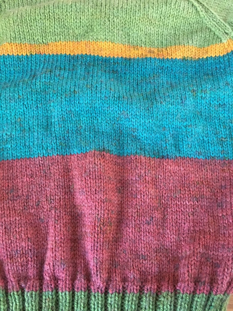 Rich shades of greens brown purple To fit age 8-9. Boy/'s sweaterjumperpullover