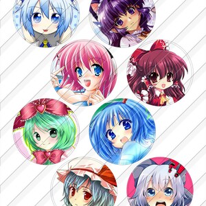 K&ouml;nnte beinhalten: Satz mit acht runden Anime-Charakter-Aufklebern mit verschiedenen weiblichen Charakteren mit unterschiedlichen Haarfarben und Outfits. Die Aufkleber sind auf wei&szlig;em Papier mit gl&auml;nzendem Finish gedruckt.