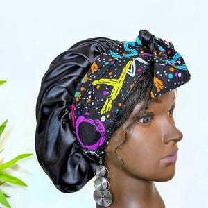 VERSTELBARE dubbellaagse satijnen motorkap.