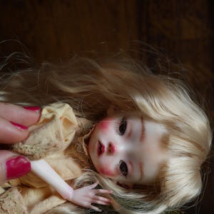 Muñeca personalizada Alice bjd OOAK personalizada con pelo largo y rubio y flequillo ondulado