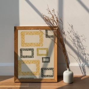 Könnte beinhalten: Ein gerahmter Druck mit weißem Hintergrund und mehreren schwarzen und goldenen Dekorrahmen. Die Rahmen sind in einem zufälligen Muster angeordnet und haben alle unterschiedliche Größen. Der Druck hängt an einer weißen Wand.