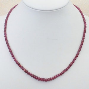Peut inclure: Un collier composé de petites perles de rubis roses facettées.