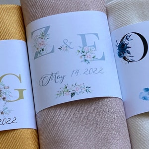 Etiqueta ou faixa de presente de casamento com iniciais para pashminas. Design de etiquetas com iniciais. Para ter e guardar. Etiqueta para o caso de você ficar com frio.