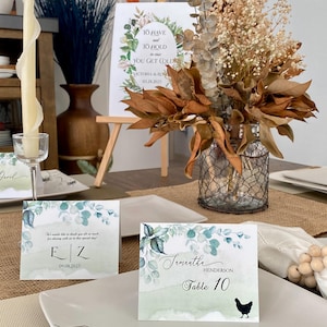 Tarjetas de mesa para bodas con asientos planos de Greenery. Tarjetas elegantes y personalizables para mesas de bodas. Tarjetas de doble cara con números para mesas de bodas.