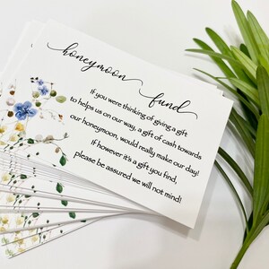 Gepersonaliseerde bruiloft huwelijksreis fonds tag of kaart. Huwelijksreis fonds uitnodiging invoegen voor bruids douche. Delicate Flower Huwelijksreis Fonds Card