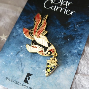 Pin esmaltado de pez koi portador de estrellas: linterna que brilla en la oscuridad, chapado en oro.