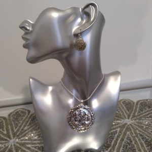 Designer textured disc pendant necklace set