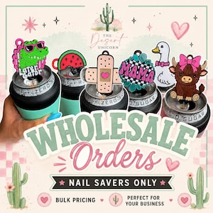 Op de afbeelding: Een verzameling kleurrijke nagelbeschermers voor blikjes, waaronder een groene alligator, een watermeloen, een pleister, een Mama-ontwerp, een eend en een Schotse hooglander. De afbeelding bevat de tekst "WHOLESALE Orders" en "NAIL SAVERS ONLY".