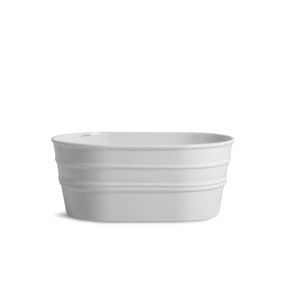 Peut inclure: Une baignoire blanche de forme ovale au design minimaliste. La baignoire présente trois bandes horizontales en relief sur son extérieur. Les lignes épurées et la couleur blanche brillante lui confèrent une esthétique moderne. La baignoire est conçue pour la détente et le bain.