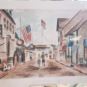 Puede incluir: Pintura acuarela de una escena de calle con dos personas caminando por la calle. La calle est&aacute; bordeada de edificios, algunos de los cuales tienen banderas colgando de ellos. Los edificios est&aacute;n pintados en tonos de marr&oacute;n y blanco. Las personas est&aacute;n pintadas en tonos de azul y marr&oacute;n.