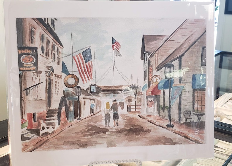Puede incluir: Pintura acuarela de una escena de calle con dos personas caminando por la calle. La calle est&aacute; bordeada de edificios, algunos de los cuales tienen banderas colgando de ellos. Los edificios est&aacute;n pintados en tonos de marr&oacute;n y blanco. Las personas est&aacute;n pintadas en tonos de azul y marr&oacute;n.