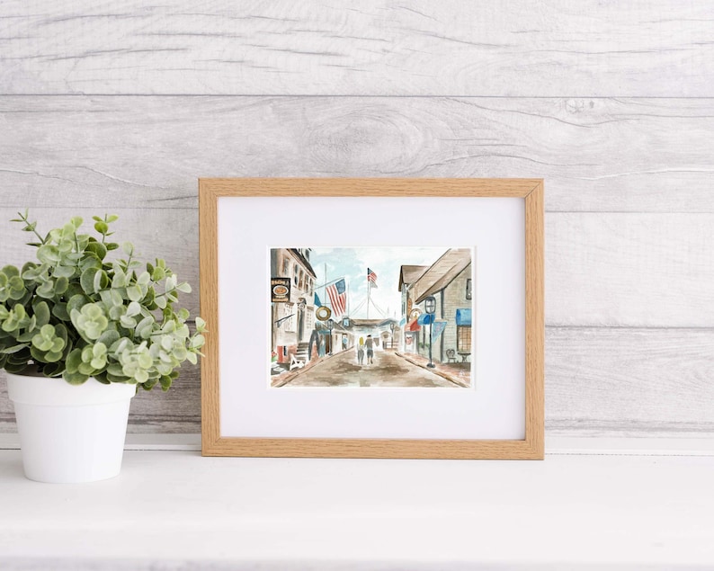 Puede incluir: Una pintura de acuarela de una escena callejera con edificios, banderas y personas caminando. Los edificios est&aacute;n pintados en tonos de gris y marr&oacute;n, y las banderas son rojas, blancas y azules. Las personas est&aacute;n pintadas en tonos de azul y marr&oacute;n.